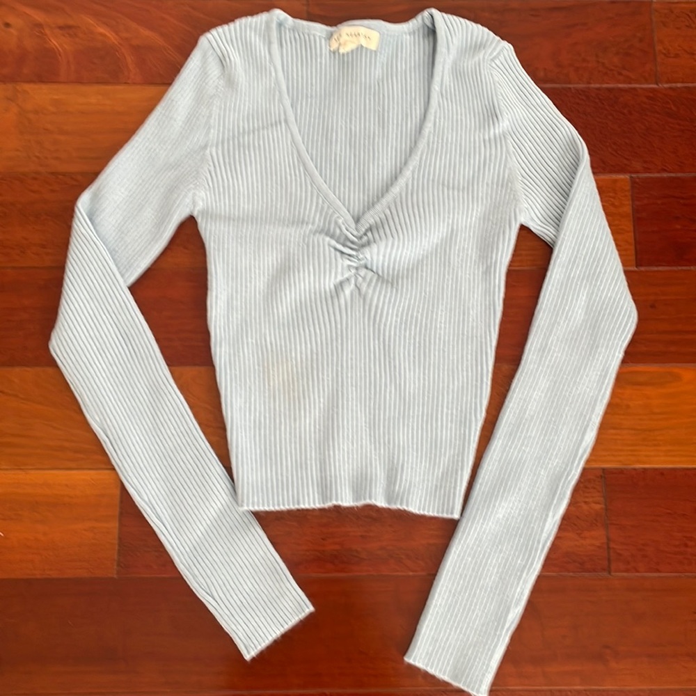 V-neck light blue sweater. Size S. Perfect condition.